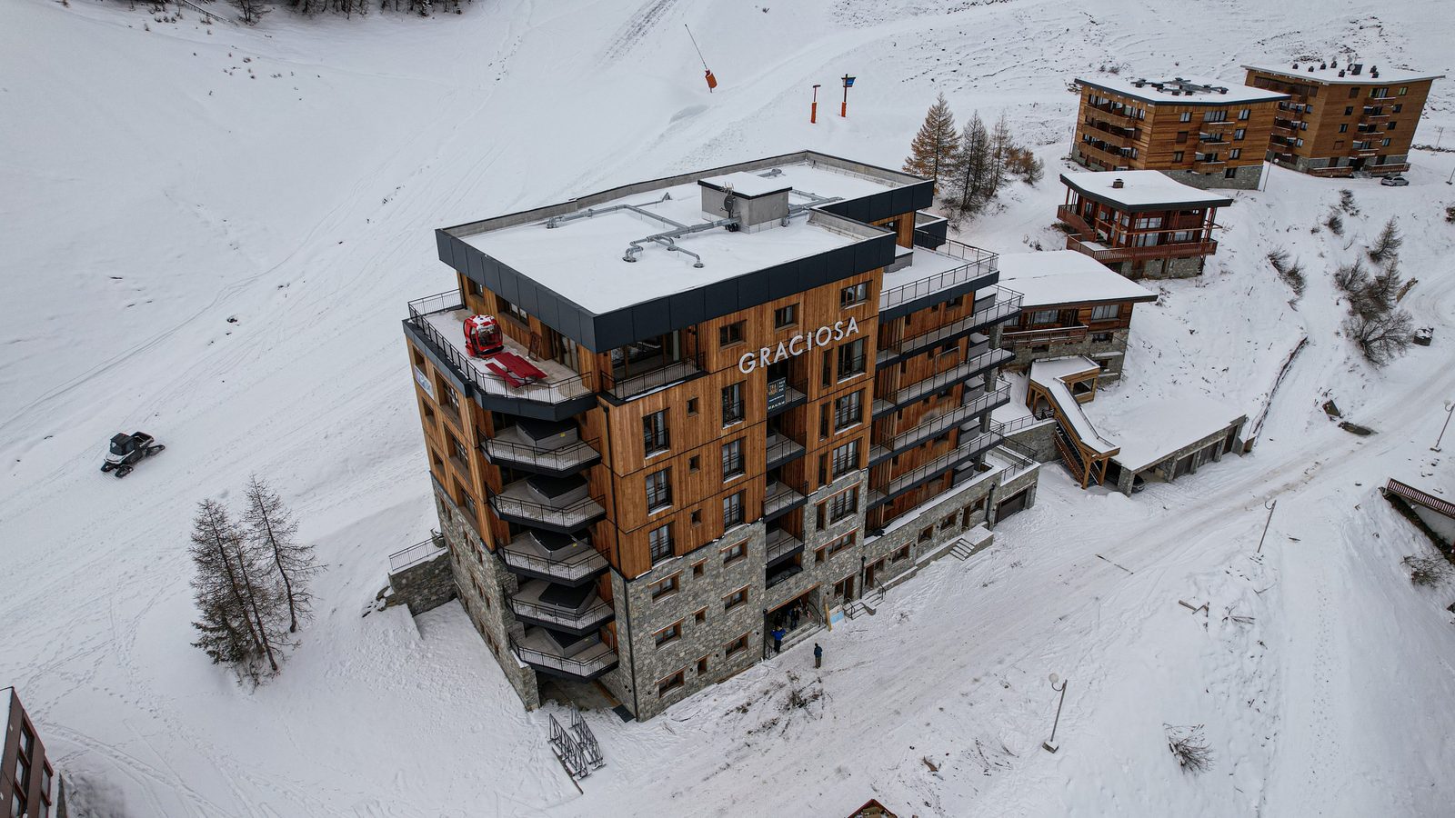 Habillage bois d'un ensemble hôtelier — La Plagne